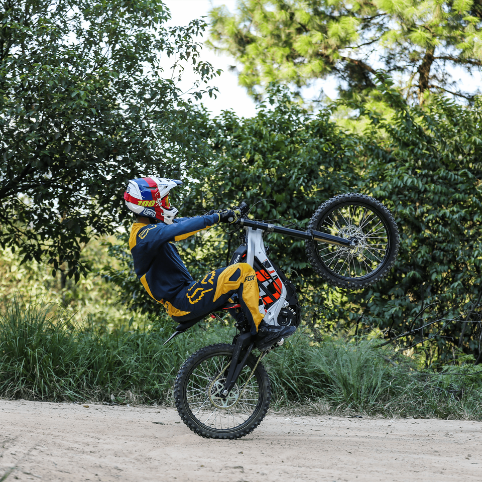 Unleash Your Off-Road Adventure with the Sur Ron Light Bee X - 5000W E Dirt Bike for Adults with Exceptional Performance and Lightweight Design