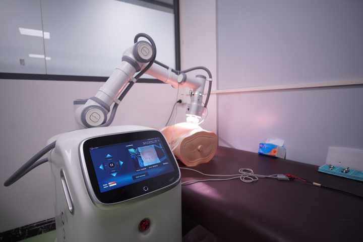 Cilin Hotbot Physiotherapy Robot Body Massage RF Skin Tightening Fat Reduction Weight Loss Human Robot Intelligent Equipment