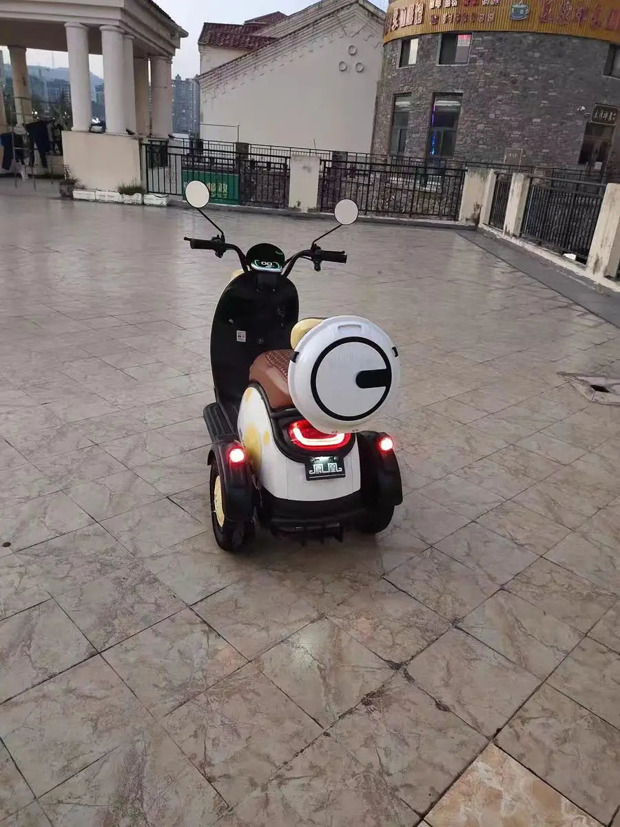 48V /60V Electric Tricycle Lithium Battery Vehicle 70Km Range High Capacity Storage Box Intelligent High Definition Screen