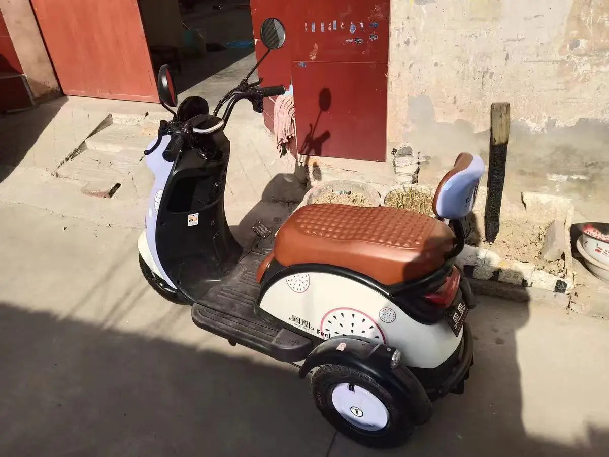 48V /60V Electric Tricycle Lithium Battery Vehicle 70Km Range High Capacity Storage Box Intelligent High Definition Screen